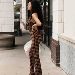 Soledad Lomas lifts her top in public — lucky shoppers