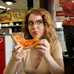 Erna O hara revela o seu bumbum redondo e escolhe o seu arbusto aparado