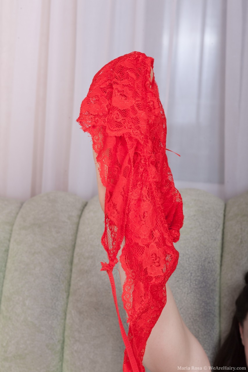 La stoppeuse Maria Rosa, mince, brune et vêtue d'un flopper rouge, prend des selfies La stoppeuse Maria Rosa, mince, brune et vêtue d'un flopper rouge, prend des selfies