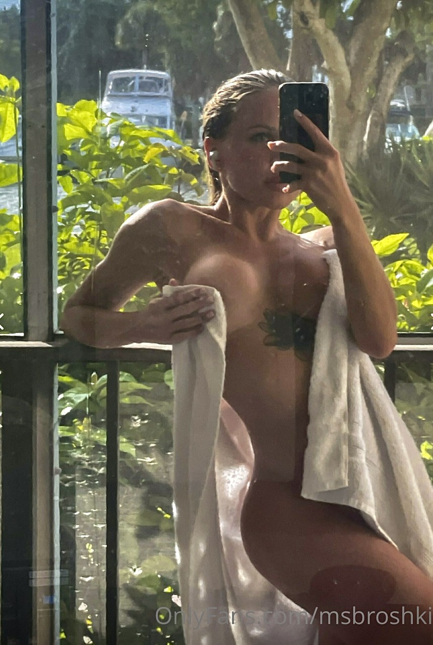 El glamuroso ángel Victoria Broshkina posa desnuda en su sabroso bikini El glamuroso ángel Victoria Broshkina posa desnuda en su sabroso bikini