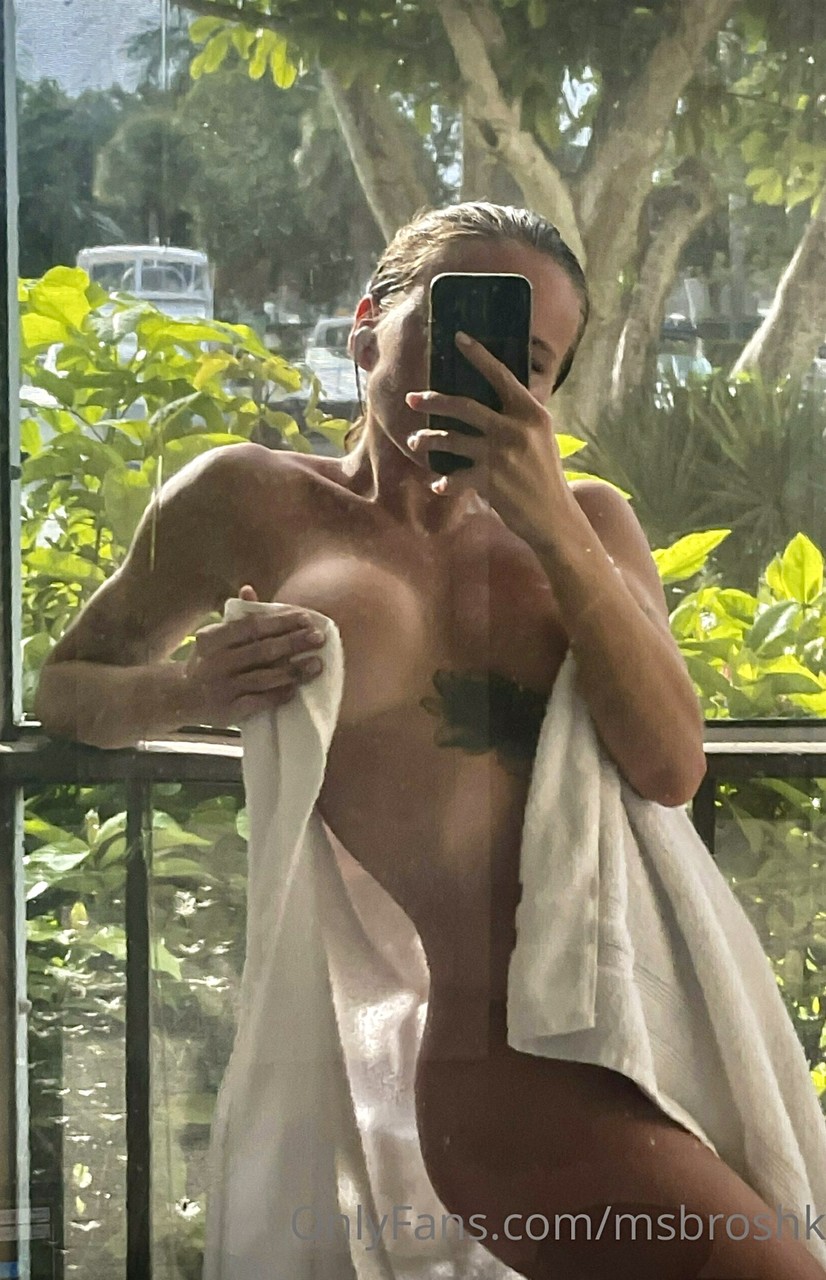 El glamuroso ángel Victoria Broshkina posa desnuda en su sabroso bikini El glamuroso ángel Victoria Broshkina posa desnuda en su sabroso bikini