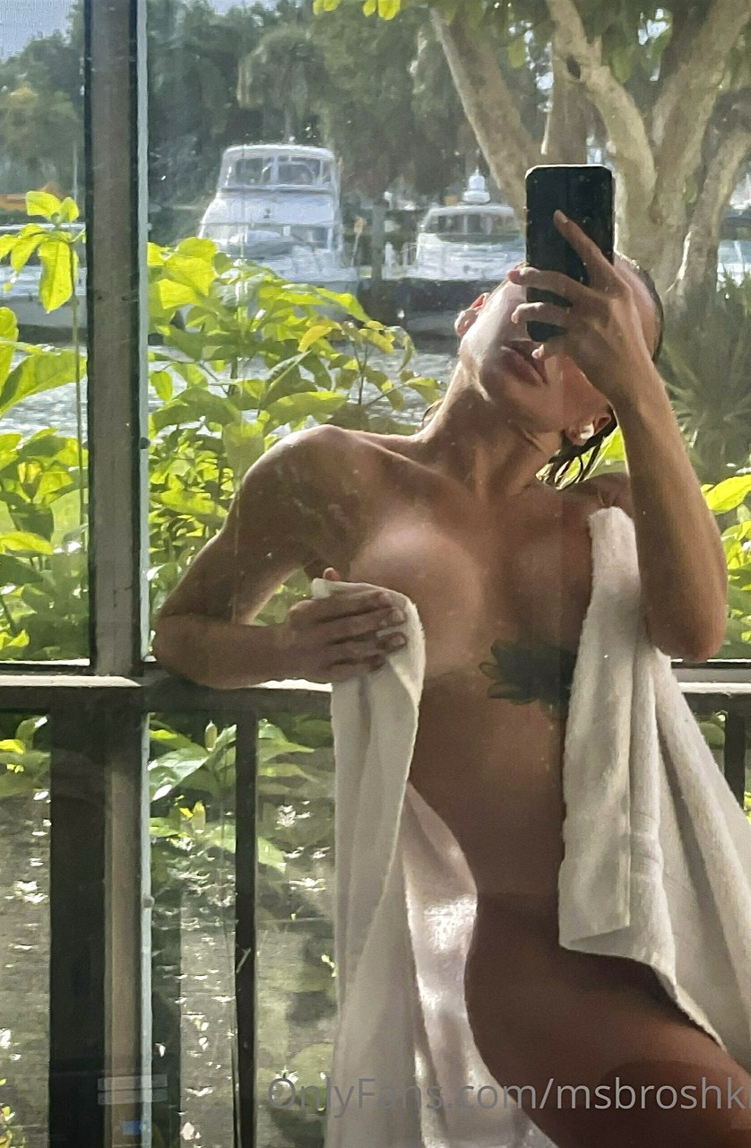 El glamuroso ángel Victoria Broshkina posa desnuda en su sabroso bikini El glamuroso ángel Victoria Broshkina posa desnuda en su sabroso bikini
