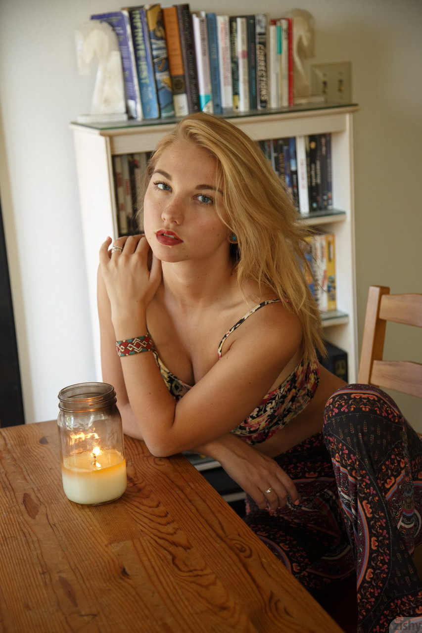 L'adorabile Lily Ivy si mette in topless e mette in mostra la sua epica naturalezza L'adorabile Lily Ivy si mette in topless e mette in mostra la sua epica naturalezza
