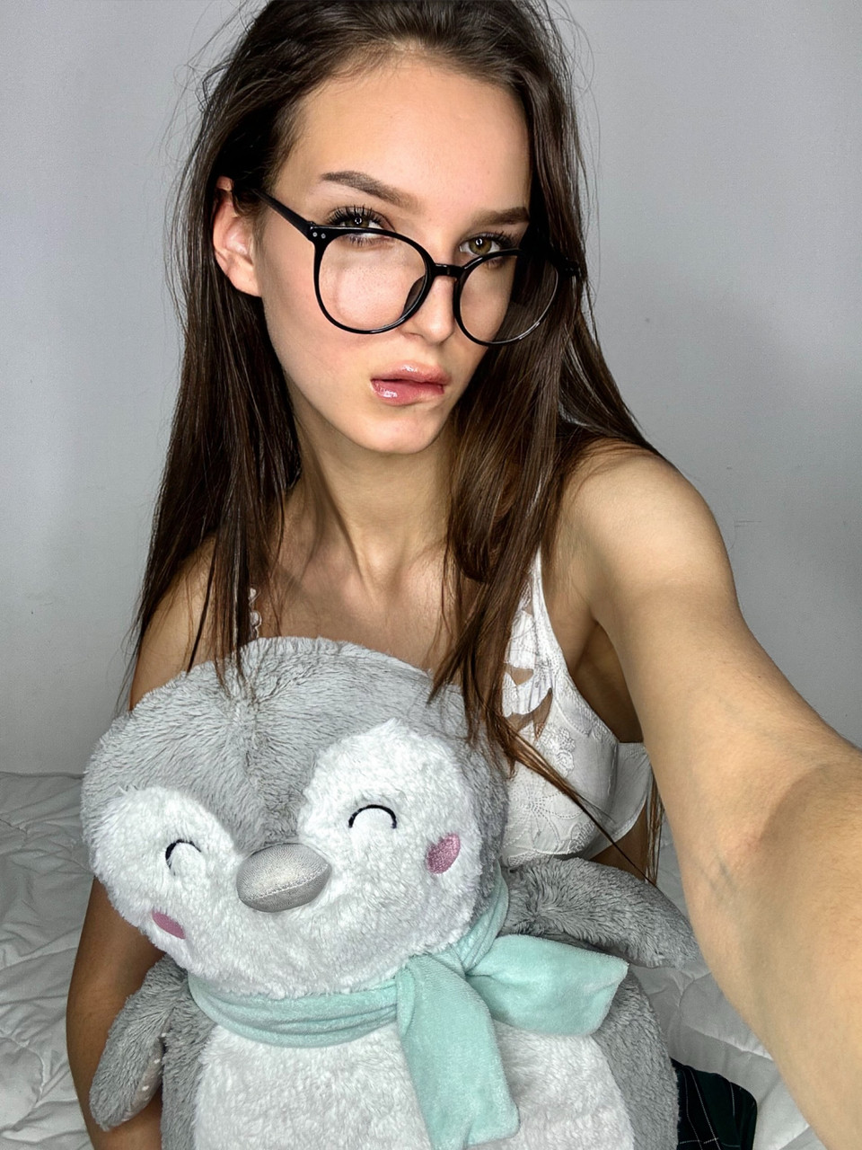 Scrumptious ángel con gafas se burla con su sabroso culo redondo en su chaise Scrumptious ángel con gafas se burla con su sabroso culo redondo en su chaise